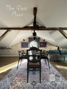 Пространства за гости Синият час - апартамент The Glass Moon