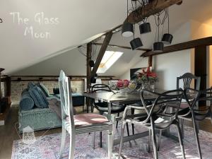 Пространства за гости Синият час - апартамент The Glass Moon