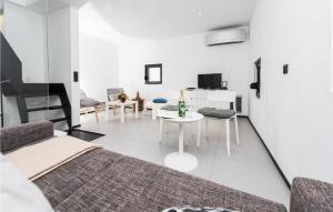 Awesome Home In Dragove With Wifi