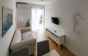 Gorgeous Apartment In Novi Vinodolski