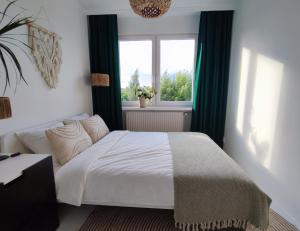 Urokliwy Azyl w Mieście: Komfort i Spokój, Projektor i HI-FI, 6 Minut Kolejką do Centrum.