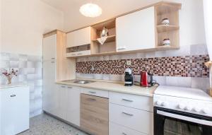 2 Bedroom Awesome Home In Seline 