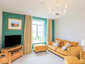 4 The Manor House Hillfield Village