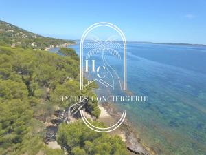 Les Grillons Pieds dans leau Beau Rivage By HC