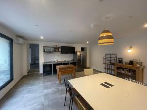 Appartements Appartement Maison Saint Laurent dAigouze Village tournage Ici Tout Commence : photos des chambres