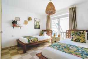 The Beach House - Central location - Private Plunge Pool - Roof Terrace - 100m to Beach