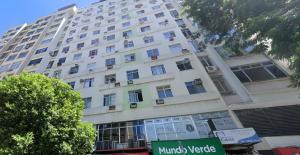 Studio completo no Catete, em andar alto, com vista livre , próximo Metrô e praia do Flamengo, ar , wifi, tv, pauloangerami RC214