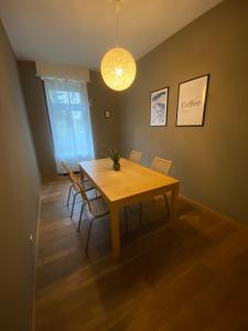Zimmer mit Stuck in -Living Apartment Liebig54