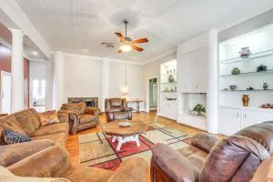 The Loft - Historic Dtwn Hondo Apt with Balcony - Dilley