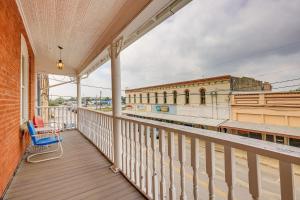 The Loft - Historic Dtwn Hondo Apt with Balcony