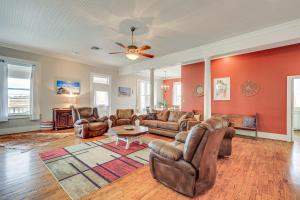 The Loft - Historic Dtwn Hondo Apt with Balcony