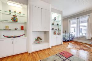 The Loft - Historic Dtwn Hondo Apt with Balcony