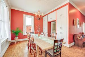 The Loft - Historic Dtwn Hondo Apt with Balcony