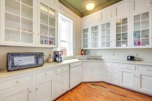 The Loft - Historic Dtwn Hondo Apt with Balcony