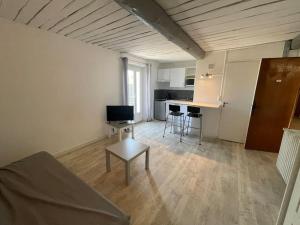 Jolie Studio avec terrasse belle vue calme et parking privé