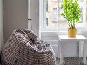 West End Cosy Pop of Colour - Pass the Keys