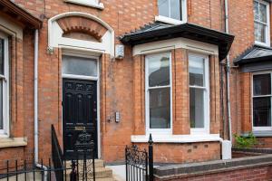 Modern 2 Bed Apartment with Patio Central Leicester