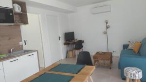 Terre de Crussol - Gite 3 étoiles en Ardèche, avec piscine et clim, 2-4 personnes