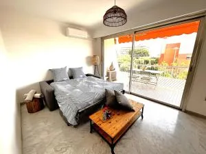 Superbe studio, 200 m de la mer, climatisé avec terrasse et parking privé - 克罗德卡涅