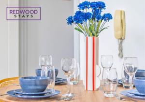 Comfortable and Homely 1-Bedroom 1-Bathroom Serviced Apartment with Free Parking, Free WiFi By Redwood Stays