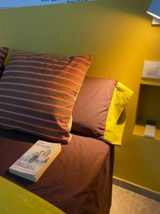 A los pies del castillo, entre las dos playas