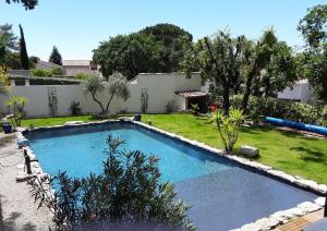 Maisons de vacances Charming Provencal Mas with pool by Taillades, close to Cavaillon in the Luberon, sleeps 6. : photos des chambres