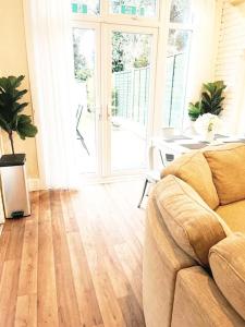 Modern Home for Families & Business , Free Parking ,High-Speed Wi-Fi ,Sleeps 7 ,Clark Property Estates