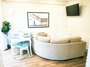 Stylish Family and Business Home with Parking, Hi-Speed Wi-Fi, Sleeps 7 - Clark Property Estates