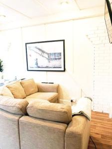 Stylish Family and Business Home with Parking, Hi-Speed Wi-Fi, Sleeps 7 - Clark Property Estates