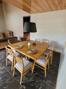 al pie de las sierras en villa del lago