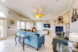 Tropical Gem w Courtyard & Large Deck – Stroll 1 Block to Beach Boardwalk