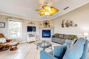 Tropical Gem w Courtyard & Large Deck – Stroll 1 Block to Beach Boardwalk