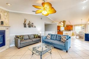 Tropical Gem w Courtyard & Large Deck – Stroll 1 Block to Beach Boardwalk