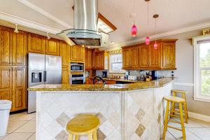 Tropical Gem w Courtyard & Large Deck – Stroll 1 Block to Beach Boardwalk