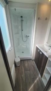Chalets MHSweetHome Piscine wifi prive TV 3 chambres 6 pers 32m2 : photos des chambres