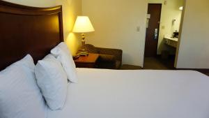 King Suite with Two Queen Beds - Non-Smoking room in Baymont by Wyndham Arlington At Six Flags Dr