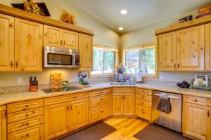 Duck Creek Village Cabin w Deck & Private Hot Tub