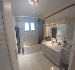 Maisons de vacances La Sirene Escapade en famille ou entre amis Maison lumineuse avec exterieur prive a 5 min de la plage Confort et convivialite assures : photos des chambres