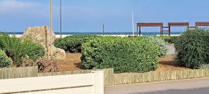 T2 4 Personnes Entièrement Rénové Narbonne Plage Front de Mer avec Parking Privatif, Climatisation, et Machine à laver séchante