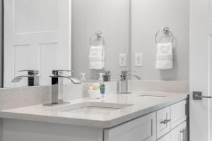 Modern Townhome Close to Beach, Restaurants, Entertainment! by Dolce Vita Getaways PCB