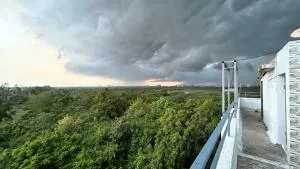 Sea Moon Stays - Sadras