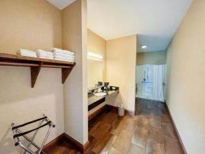 King Room - Disability Access/Smoking room in Days Inn by Wyndham Mackinaw City - Lakeview