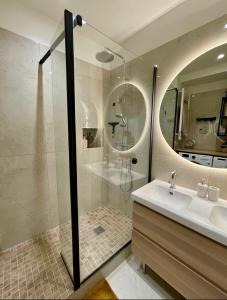 Bright, Spacious 2 Bedroom Apartment, Walk to Beach & Old Town