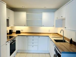 The Tipsy Turtle - Stylish 2 bed flat with parking
