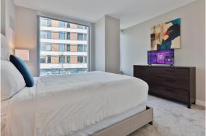 Luxury Apt with Harbor Views