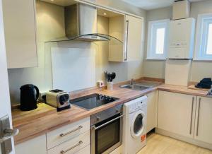 ROCKFERRY 3 Bed Central Apartment + parking permit