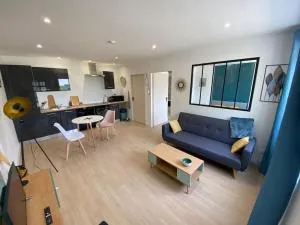 T2 spacieux avec baignoire Balnéo en RdC sur cour - Vergigny