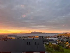 Cute appartment with a view of Thorshavn - Velbastaður
