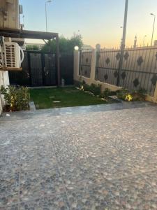 للإيجار ارضي بحديقه فرش فندقك