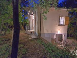 casa con bosco e vista mare